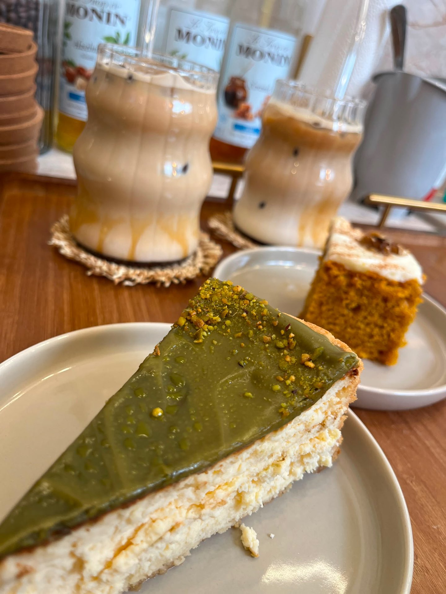 Pistazien-Cheesecake und Karottenkuchen mit Eiskaffee
