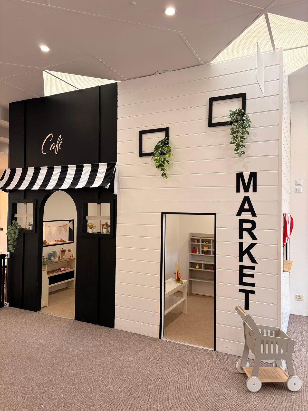 Spielfassade mit Café und Market im Little Moon