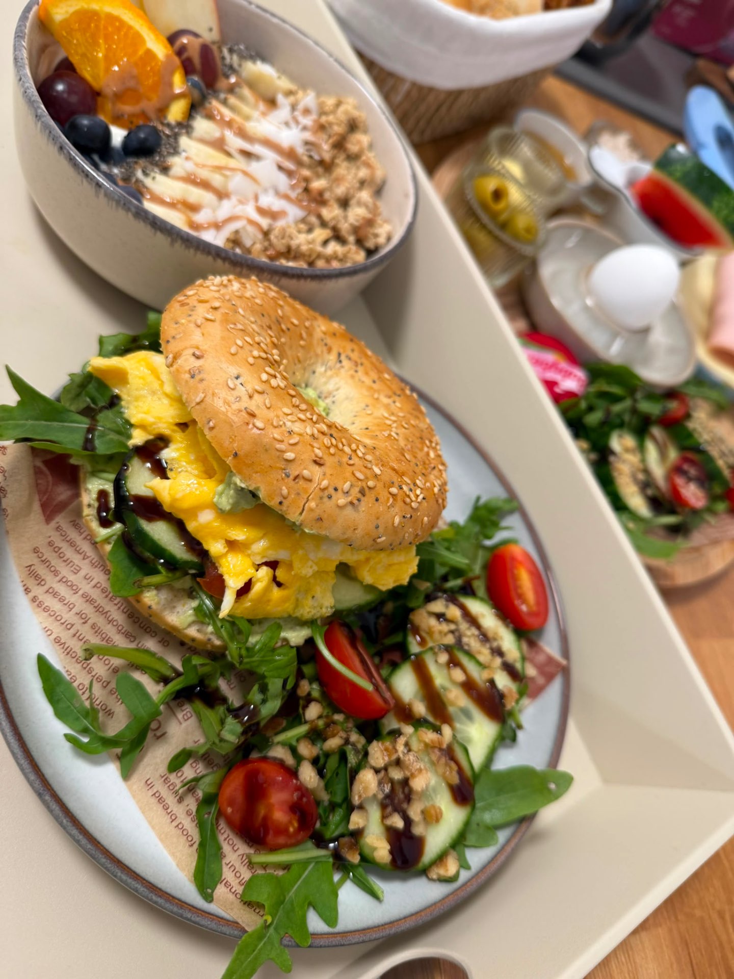 Bagel mit Rührei, Salat und Frühstücksbowl im Little Moon