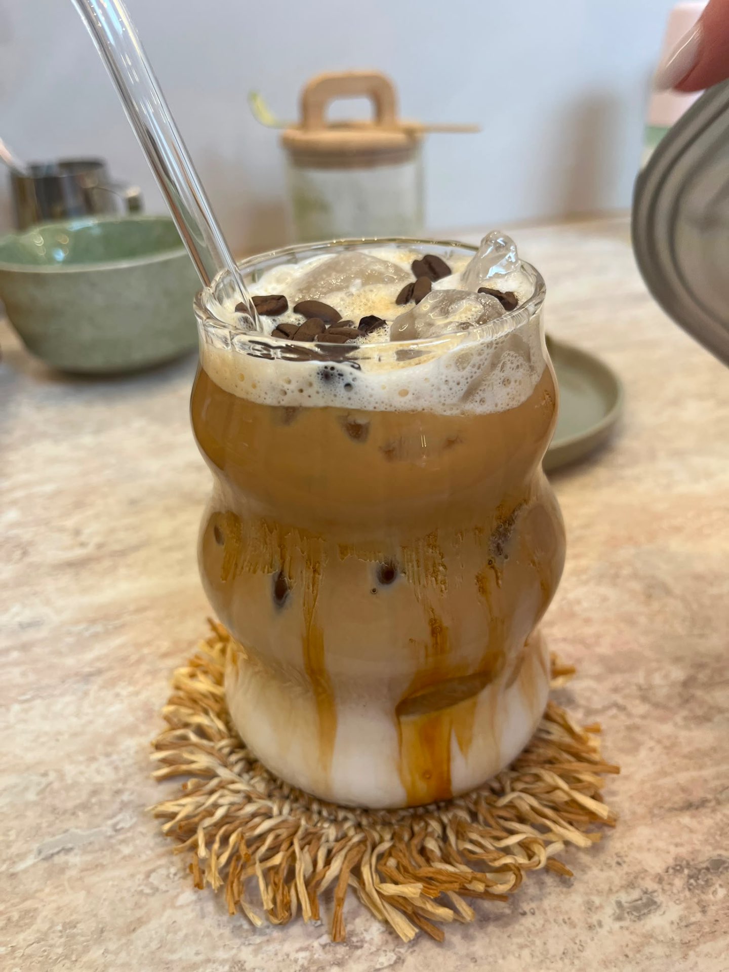 Iced Caramel Latte im Glas mit Kaffeebohnen